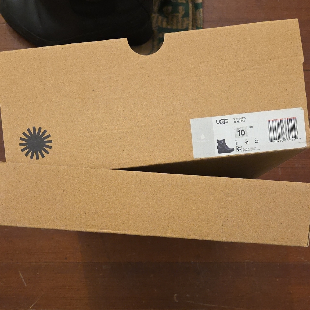 UGG Tan Shoe Box with Logo - Picture 3 of 9